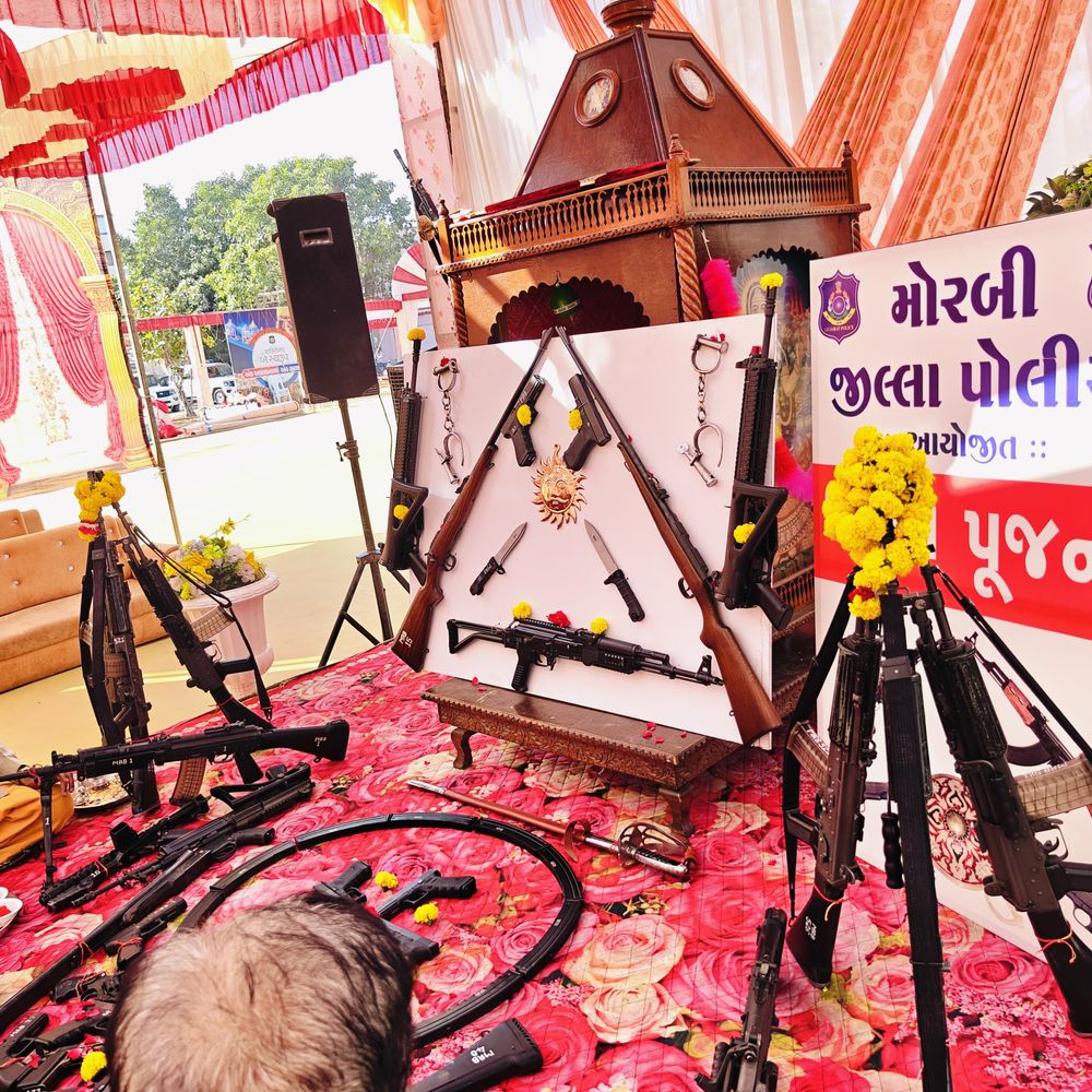 મોરબી જિલ્લા પોલીસે વિજયાદશમી પર્વે શસ્ત્રપૂજન કર્યું:તાલુકા પોલીસ લાઇન ખાતે પરંપરાગત વિધિ-વિધાન સાથે કાર્યક્રમ યોજાયો