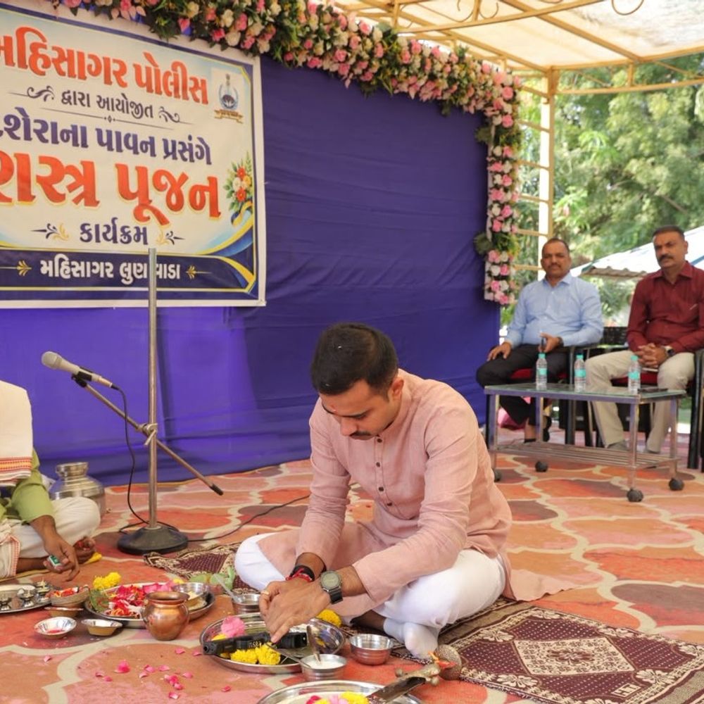મહીસાગરમાં દશેરા પર્વે પોલીસ અધિક્ષકે શસ્ત્રપૂજન કર્યું:પરંપરાગત કાર્યક્રમમાં પોલીસ અધિકારીઓ અને કર્મચારીઓ પણ હાજર રહ્યા