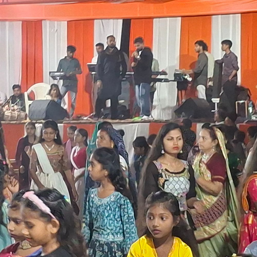 કદવાલ ગામમાં નવમા નોરતે નવરાત્રી મહોત્સવમાં ખેલૈયાઓ ઉમટ્યા:મુખ્ય બજારમાં મોટી ભીડ જોવા મળી, કલાકારોએ મોજ કરાવી