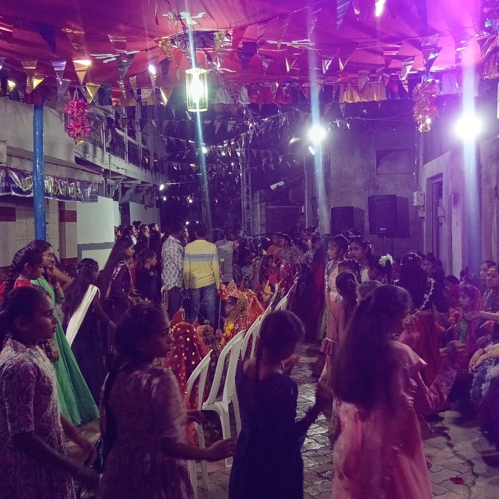 નિગાળા ગામે 300 દીકરીઓએ ગરબાની રમઝટ બોલાવી:125 વર્ષ જૂની પરંપરા; નવદુર્ગા પૂજન કરી ઇનામો અપાયા