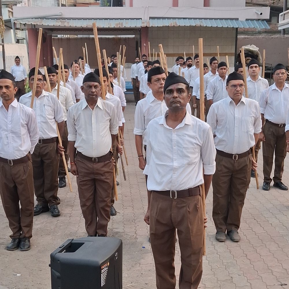 વલસાડમાં વિજયાદશમીએ RSSનું પથ સંચલન યોજાયું:શહેરના માર્ગો પર પુષ્પવર્ષાથી સ્વાગત કરાયું, સંઘના 100 વર્ષ પૂર્ણ થતાં શતાબ્દી વર્ષની ઉજવણી