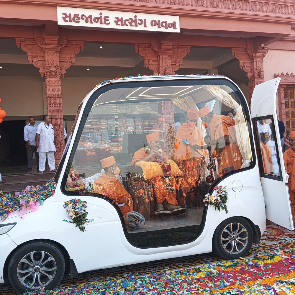 મોરબીમાં BAPS મંદિરના પ્રાણપ્રતિષ્ઠા મહોત્સવ માટે મહંતસ્વામીનું આગમન:હરિભક્તોએ વાજતે-ગાજતે કર્યું સ્વાગત, 4 નવેમ્બર સુધી રોકાશે