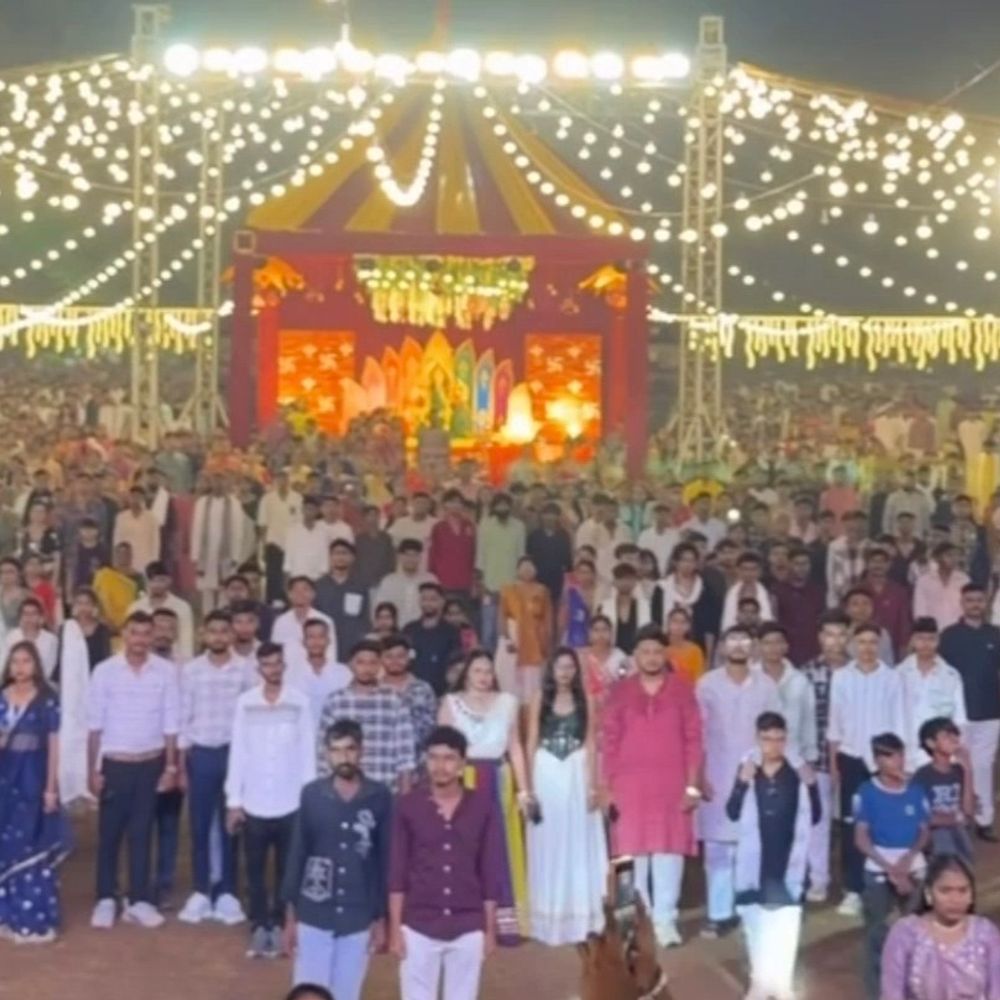 ગોધરામાં નવરાત્રી મહોત્સવમાં ગુંજ્યું ‘વંદે માતરમ’:પોલીસ પરેડ ગરબા ગ્રાઉન્ડ ખાતે મોટી સંખ્યામાં લોકોએ એકસાથે ગીતનું ગાન કર્યું