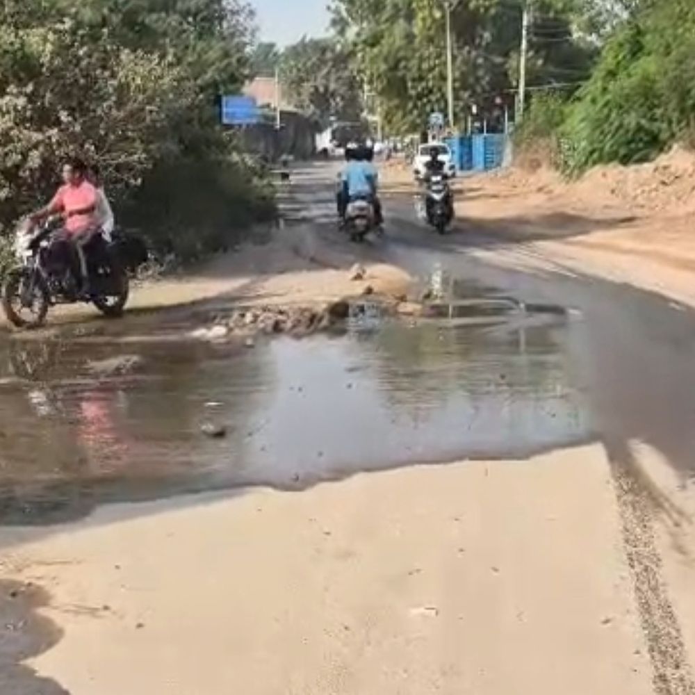પાટણમાં પાઇપલાઇન ખોદકામથી રસ્તા તૂટ્યા, ગટર લીક:ગંદા પાણીના રેલાથી વાહનચાલકો-રહીશો હેરાન, દિવાળી પહેલા રિપેરિંગની માગ