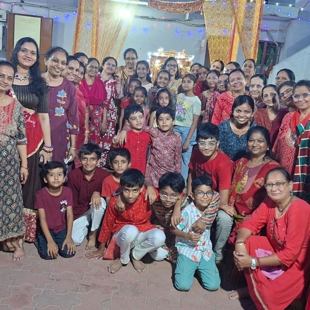 મારી સોસાયટી મારી નવરાત્રિ:વેજલપુરના અશ્વલેખા ફ્લેટમાં નવરાત્રીના નવમા દિવસે ગરબાની રમઝટ, બાળકોથી વડીલો સુધી સૌએ માં અંબાની ઉપાસના કરી, ખેલૈયાઓમાં ઉત્સાહ