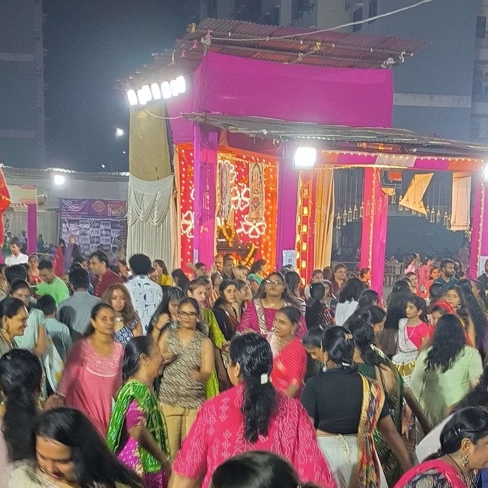 મારી સોસાયટી મારી નવરાત્રિ:વલસાડની સરદાર હાઈટ્સમાં નવમા નોરતાની ઉજવણી, રહીશો અને ખેલૈયાઓએ ગરબાની રમઝટ બોલાવી, મા સિદ્ધિદાત્રીની પૂજા કરી