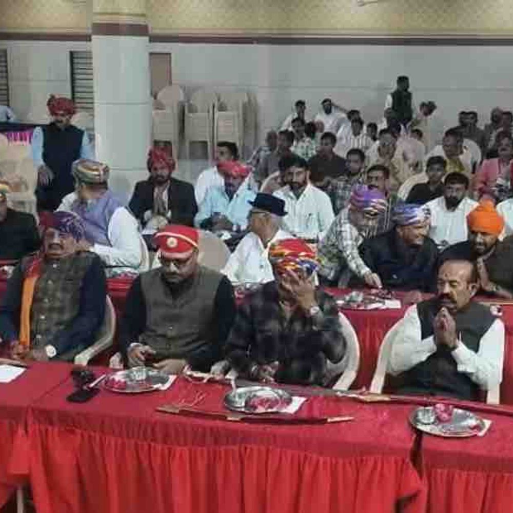 અમરેલીમાં ગીરાસદાર રાજપૂત સમાજે વિજયાદશમી પર્વે શસ્ત્ર પૂજન કર્યું:વિદ્યાર્થી સન્માન અને સ્નેહમિલન સહિતના ત્રિવિધ કાર્યક્રમ યોજાયા; મોટી સંખ્યામાં લોકો હાજર રહ્યા