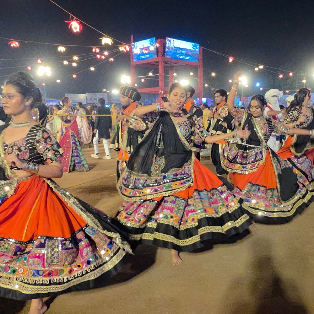 હિંમતનગરમાં રંગતાળી નવરાત્રીમાં વિક્રમ ઠાકોરે ખેલૈયાઓને ઝુમાવ્યા:કાંકણોલ રોડના કળશ પાર્ટી પ્લોટમાં ટ્રેડિશનલ ડ્રેસમાં ખેલૈયા ઘૂમ્યા