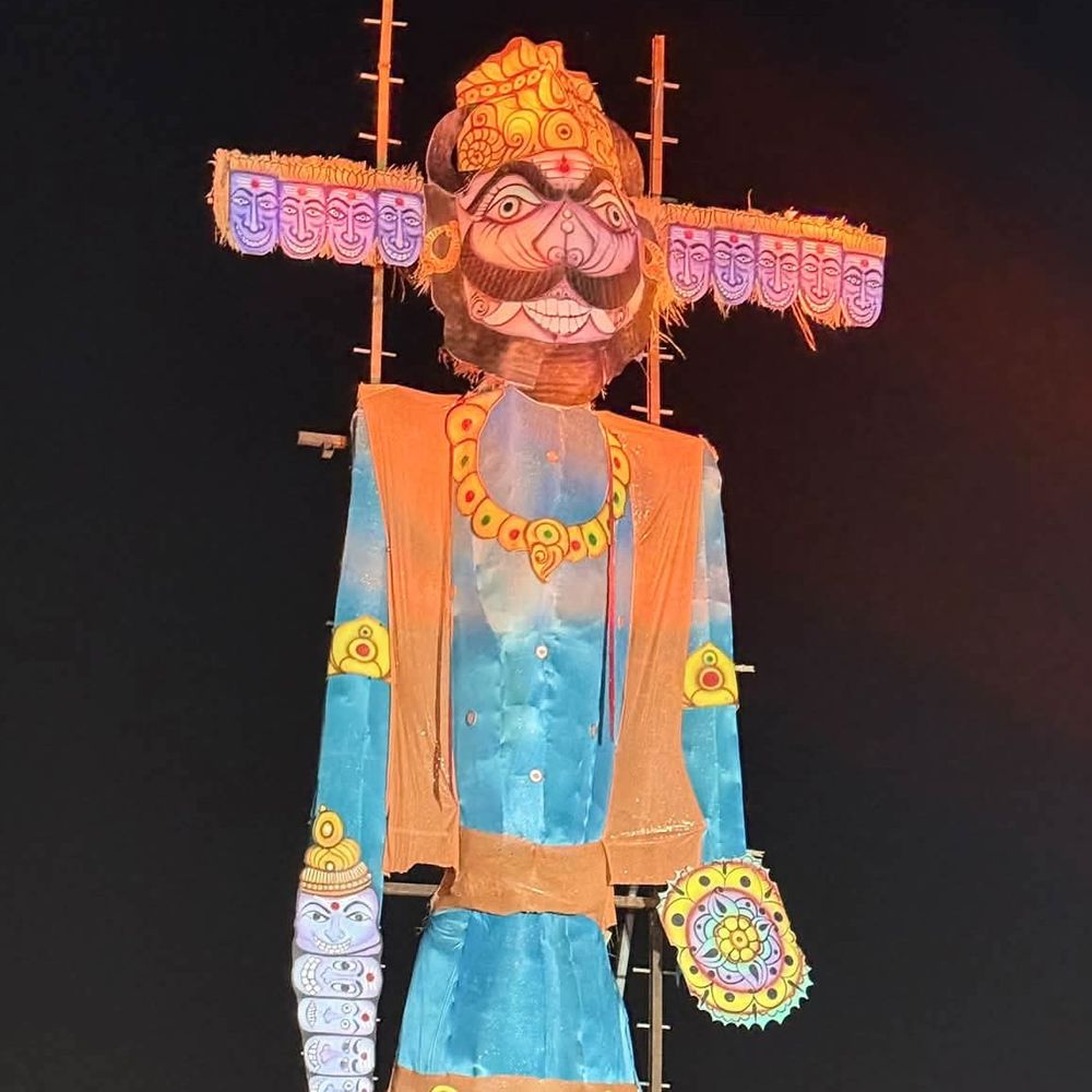 ગુંદલાવમાં દશેરા પર્વ પર રાવણ દહન થયું:સાંસ્કૃતિક કાર્યક્રમોમાં મોટી સંખ્યામાં લોકો જોડાયા, આતશબાજી પણ કરાઈ