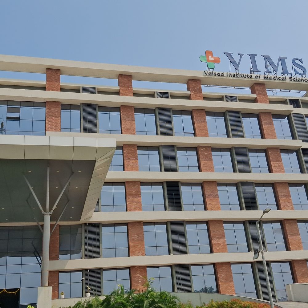 વલસાડની VIMS હોસ્પિટલમાં બ્લડ સ્ટોરેજ સેન્ટરનું લોકાર્પણ:દશેરાએ બ્લડ ડોનેશન કેમ્પ યોજાયો, દર્દીઓને સમયસર લોહી મળશે