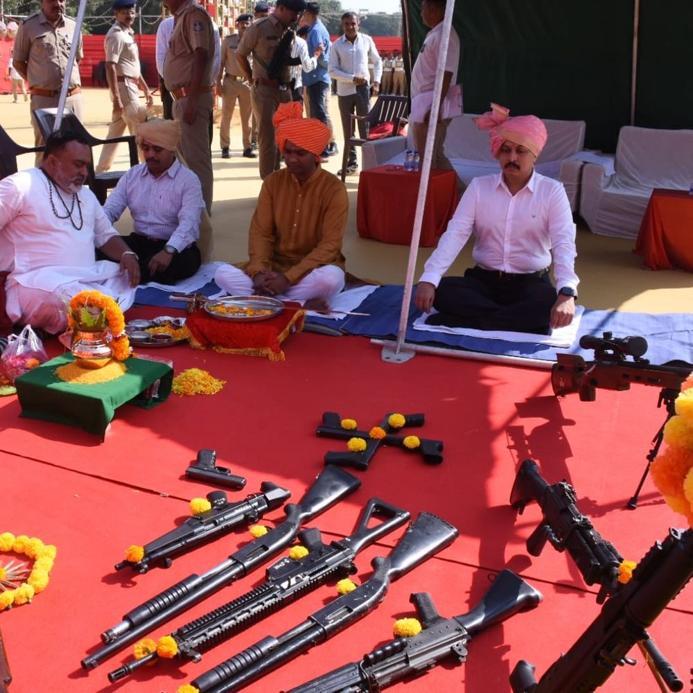 જામનગર પોલીસ હેડક્વાર્ટર ખાતે વિજયાદશમીએ શસ્ત્રપૂજન:SP ડો.રવિ મોહન સૈની સહિત અધિકારીઓએ પરંપરાગત રીતે પૂજા કરી