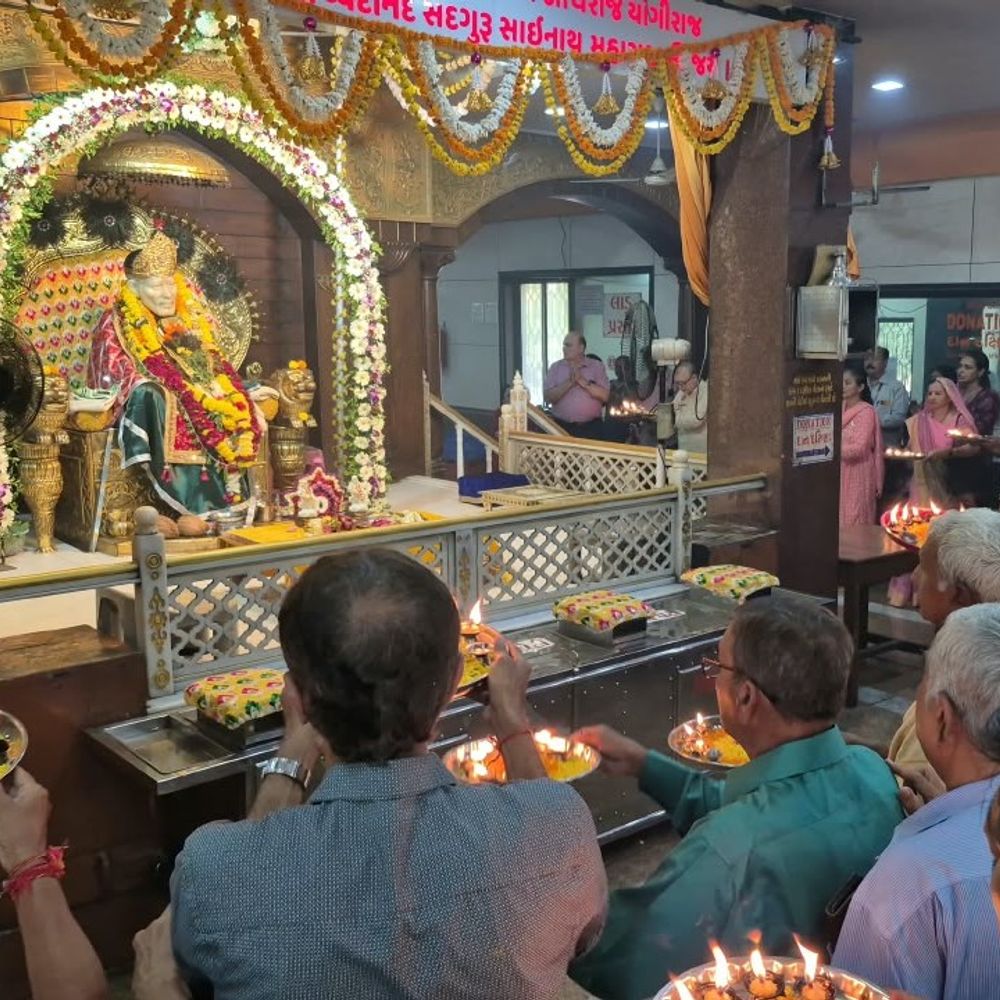 દશેરા પર્વે સાંઈબાબાનો 108મો મહાનિર્વાણ દિવસ ઉજવાયો:નવસારી સહિત દેશભરમાં ભક્તિમય માહોલ, ભંડારા અને પાલખી યાત્રા યોજાઈ
