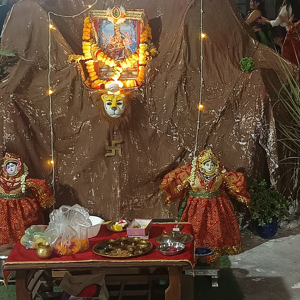 મારી સોસાયટી મારી નવરાત્રિ:ગોવિન્દધામમાં ગબ્બર પર્વત બનાવી માતાજીની આરાધના, અડાજણના રો હાઉસમાં 19/10/26ના રોજ ગરબાનું સુંદર આયોજન