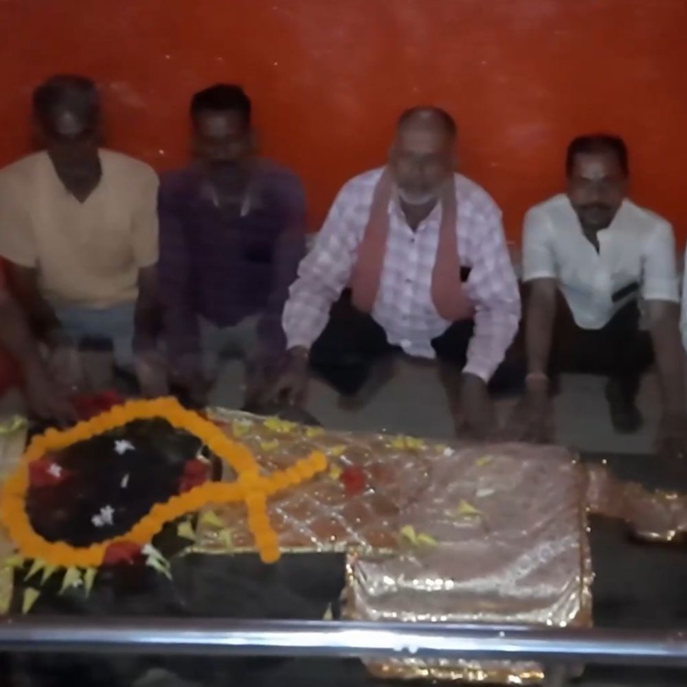 MP- વિદિશામાં રાવણની 12 ફૂટ લાંબી સૂતેલી પ્રતિમા:ગ્રામ દેવતા માનીને થાય છે પૂજા