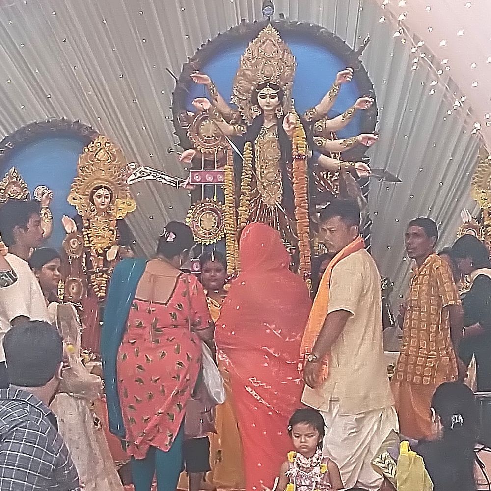 વલસાડમાં બંગાળી સમાજ દ્વારા દુર્ગા પૂજા મહોત્સવની ઉજવણી:રામવાડીના દેસાઈ પંચ પાર્ટી પ્લોટમાં મા દુર્ગાની આરાધના કરાઈ