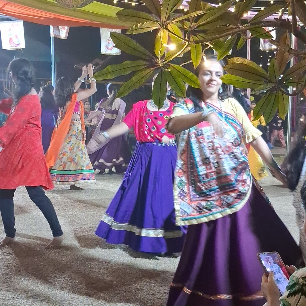 મારી સોસાયટી મારી નવરાત્રિ:ઓર્કિડ એક્ઝોટિકા સોસાયટીમાં નવરાત્રીની નવમી રાતની ઉજવણી, સભ્યોએ અંતિમ ભોજન લીધા બાદ ગરબા માટે પૂરી તૈયારી કરી