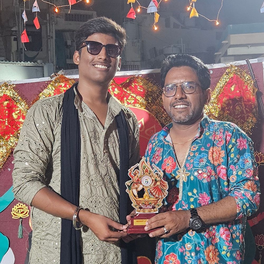 મારી સોસાયટી મારી નવરાત્રિ:ઓમ મુરુગા સ્કૂલમાં નવરાત્રિ મહોત્સવની ઉજવણી, વિદ્યાર્થીઓએ પરંપરાગત વસ્ત્રોમાં ગરબા-રાસની રમઝટ બોલાવી