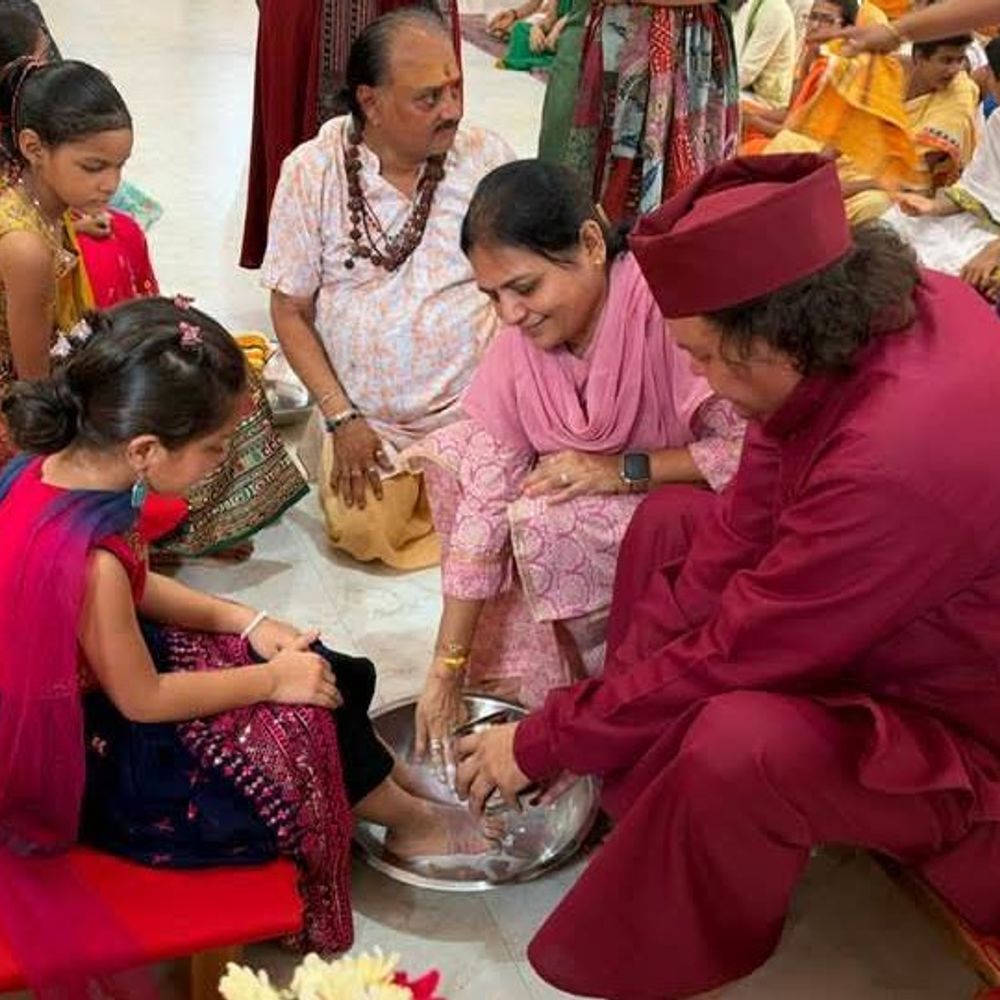 વલસાડના સિદ્ધનાથ મંદિરે નવરાત્રિના નવમા દિવસે દીકરી પૂજન:શિવજી મહારાજે આયોજન કર્યું, નારીશક્તિનું સન્માન કરાયું