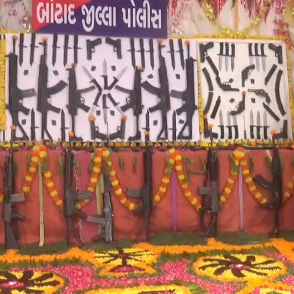 બોટાદ પોલીસે દશેરા પર શાસ્ત્રોક્ત વિધિથી શસ્ત્ર પૂજન કર્યું:SP ધર્મેન્દ્ર શર્મા સહિત અધિકારીઓએ જિલ્લા પોલીસની સુખાકારી, શક્તિ અને સામર્થ્ય માટે પ્રાર્થના કરી