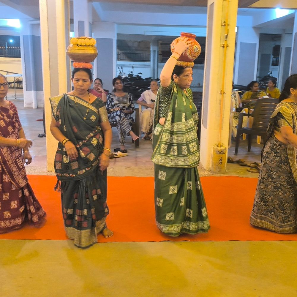 મારી સોસાયટી મારી નવરાત્રિ:કૃષ્ણમ સ્ટેટ્સમાં નવમા દિવસે મા અંબાની 108 દીવાની આરતી