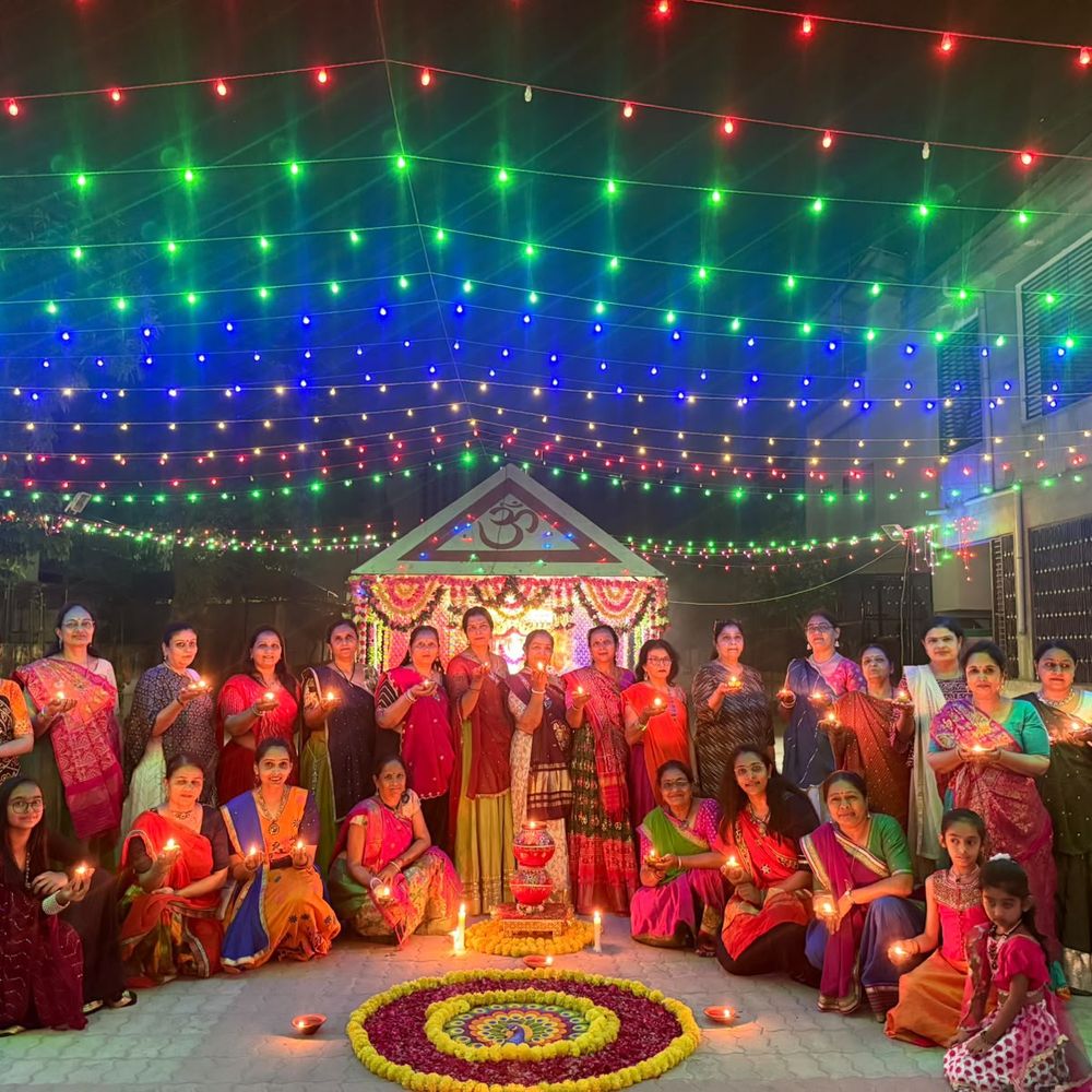 મારી સોસાયટી મારી નવરાત્રિ:રંગસુજલમ સોસાયટીમાં આઠમની મહાઆરતી અને મહાપ્રસાદ, ભક્તિભાવ સાથે માતાજીને વિદાય અપાઈ, ફાફડા-જલેબીનો પ્રસાદ પણ વહેંચાયો