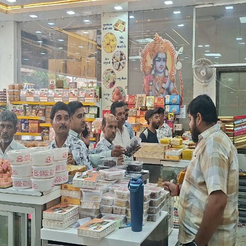 વિજયાદશમીના પર્વ પર જલેબી અને ચોળાફળીની જયાફત માણી:ભાવનગર જિલ્લામાં દર વર્ષે લાખોની જલેબી-ચોળાફળીની ખપત થાય છે, સાંજે રાવણ ધહન થશે