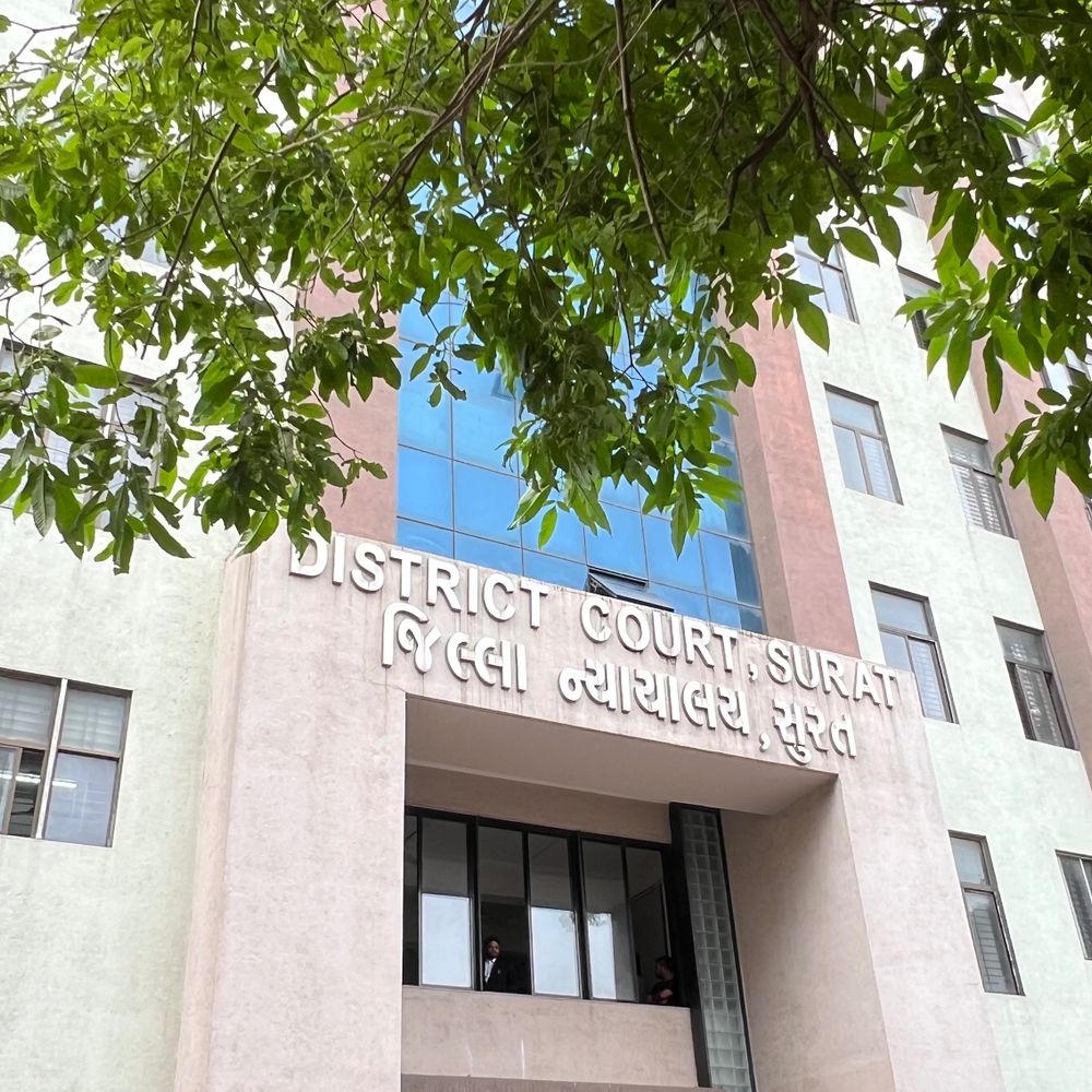 બાળકીને અશ્લીલ વીડિયો બતાવી અડપલાં કરનાર દુકાનદારને 20 વર્ષની સજા:કોર્ટે સજા આપતા નોંધ્યું- 'માતા-પિતાનો વ્હાલનો દરિયો હોય છે દીકરી', 4 લાખનું વળતર ચૂકવવા આદેશ