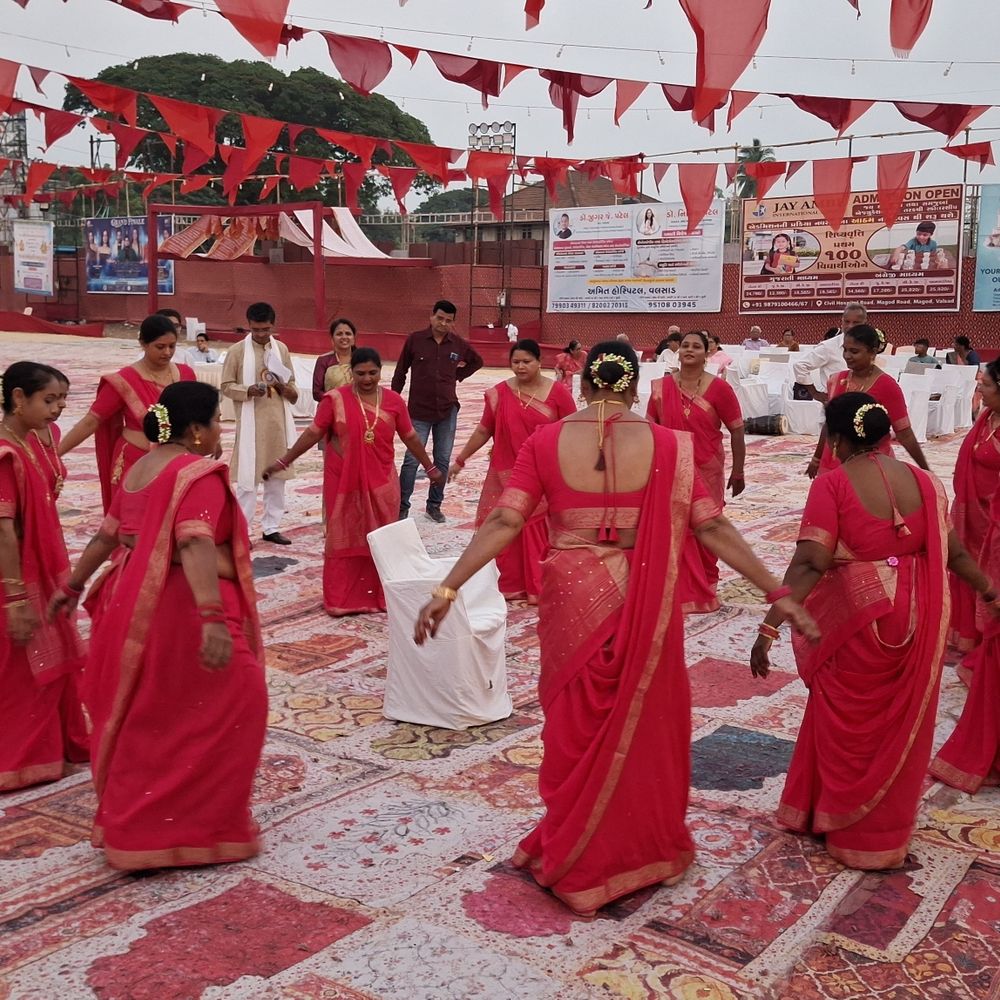 વલસાડમાં કોળી પટેલ સમાજ દ્વારા શેરી ગરબા સ્પર્ધા યોજાઈ:17 ટીમોએ ભાગ લીધો, યુવાનોને સંસ્કૃતિ સાથે જોડવાનો પ્રયાસ