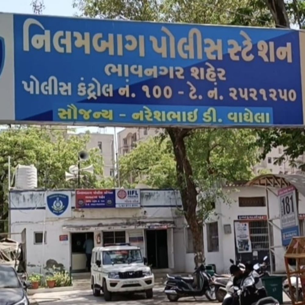 ભાવનગરમાં પાન-માવાની દુકાને સામાન્ય બાબતે બબાલ:મહિલા દુકાનદારે બીડી-માવાના પૈસા માંગતા ત્રણ શખ્સોએ છરી કાઢી હુમલાનો પ્રયાસ કર્યો, દુકાનમાં તોડફોડ કરી