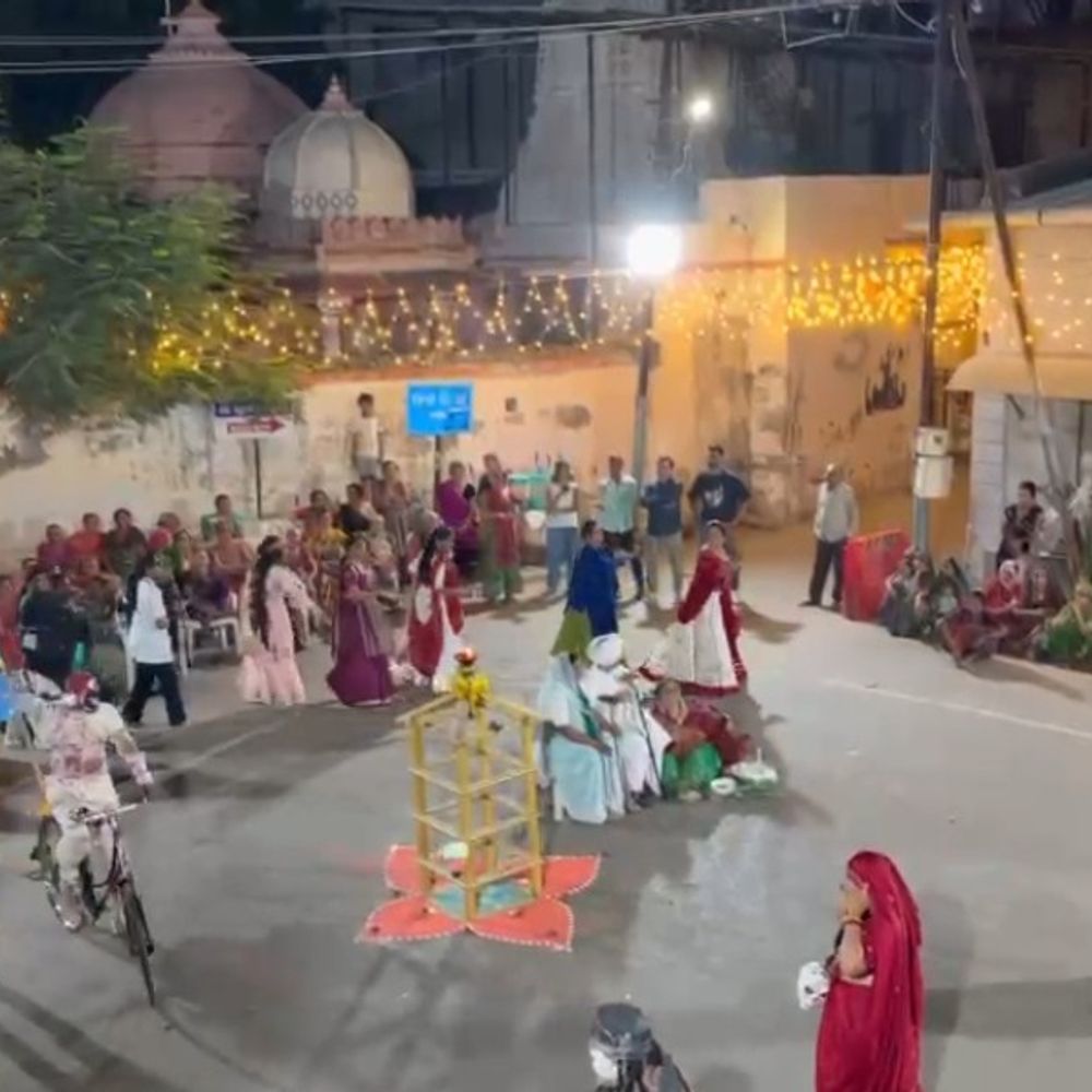 પાટણમાં છીડિયા પરિવારે પરંપરાગત વેશભૂષા સાથે નવરાત્રી મહોત્સવ ઉજવ્યો:અંબાજી મંદિર ચોક ખાતે દશેરાના દિવસે રાસ-ગરબાનું આયોજન કરાયું