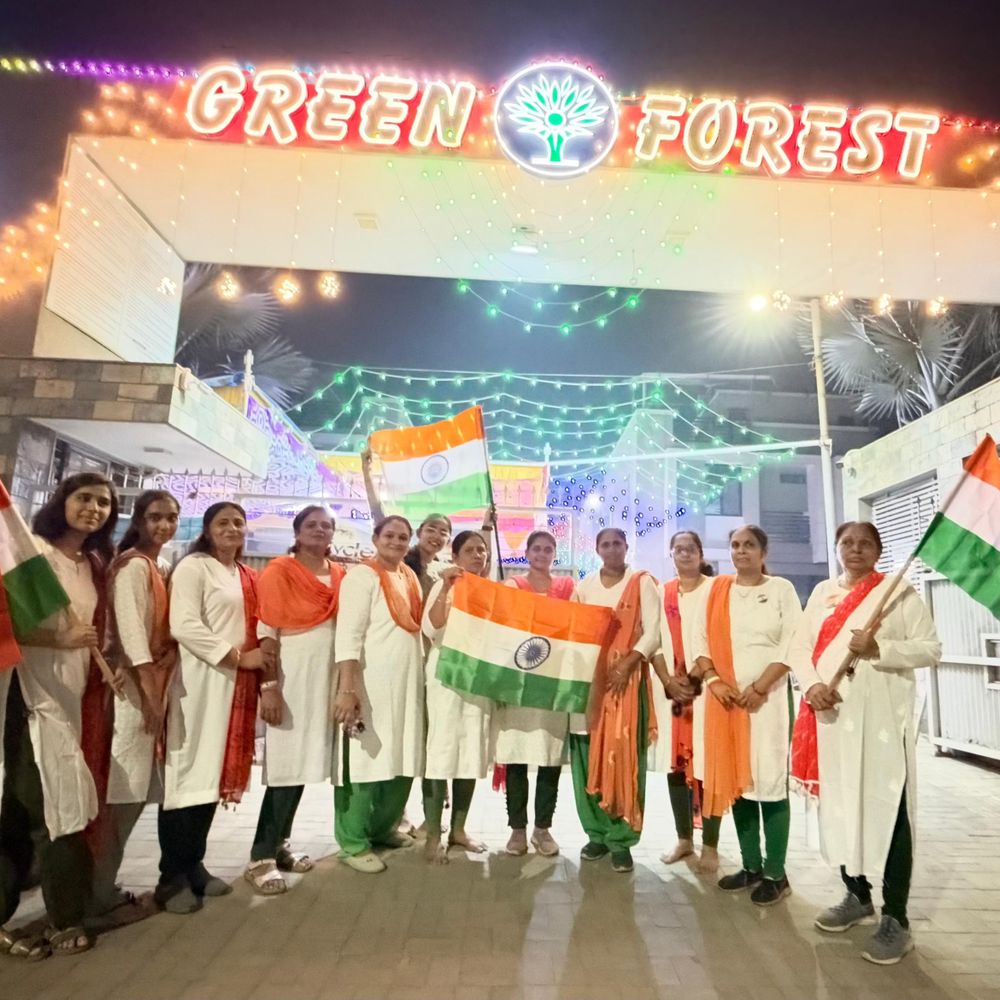 મારી સોસાયટી મારી નવરાત્રિ:વસ્ત્રાલમાં તિરંગા થીમ પર ગરબા યોજાયા, ગ્રીન ફોરેસ્ટ બંગ્લોઝના સભ્યોએ રાષ્ટ્રગાન સાથે રાસ-ગરબાની રમઝટ બોલાવી.