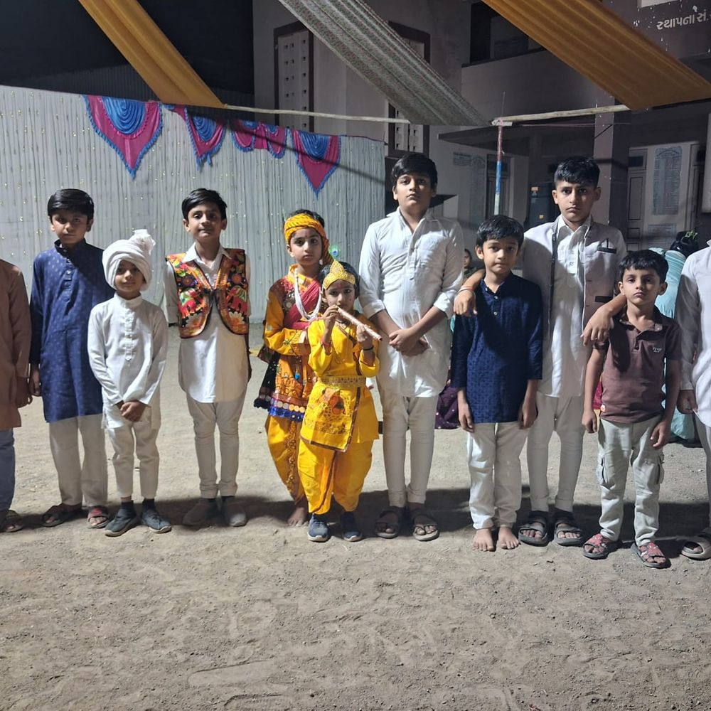 ભાસ્કર વિશેષ‎:સાવરકુંડલા શહેરમાં એકલોહિયા આહીર સમાજની નવરાત્રીમાં બાળકો ટ્રેડિશનલ પોશાકમાં ગરબે ઘુમ્યા