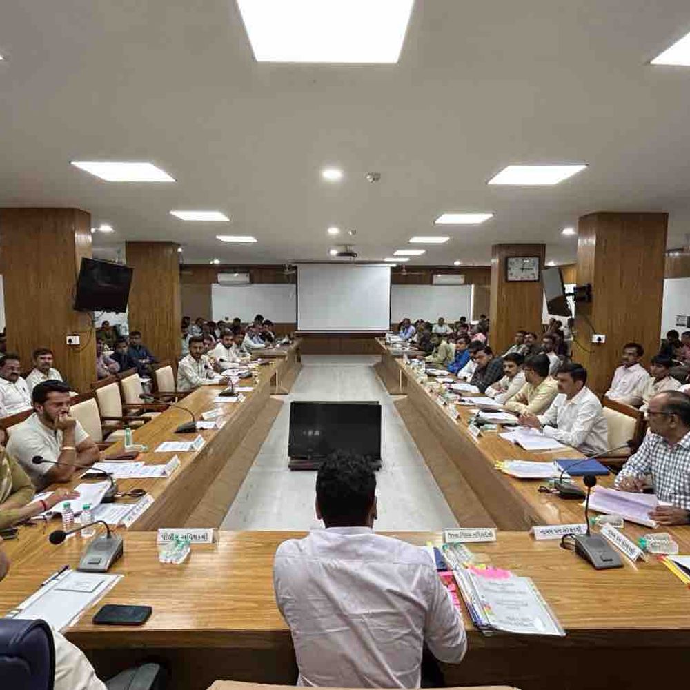 અમરેલીમાં કલેક્ટરની અધ્યક્ષતામાં ફરિયાદ નિવારણ સમિતિની બેઠક યોજાઈ:જિલ્લા પંચાયત પ્રમુખ અને ધારાસભ્યોની હાજરીમાં નાગરિકોના પ્રશ્નોનું નિરાકરણ