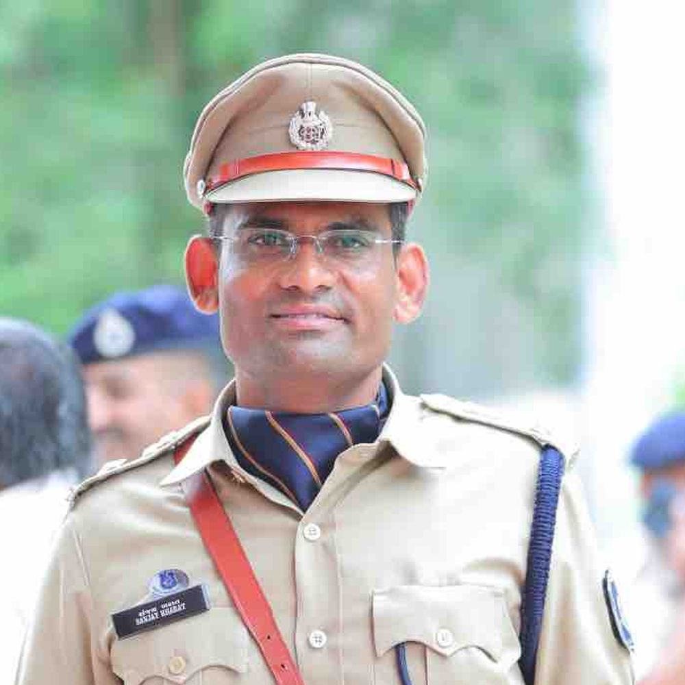 અમરેલી SP સંજય ખરાત દ્વારા 12 પોલીસ અધિકારીઓની બદલી:અલગ અલગ પોલીસ સ્ટેશનમાં PSI અને PI કક્ષાના અધિકારીઓને મુકાયા