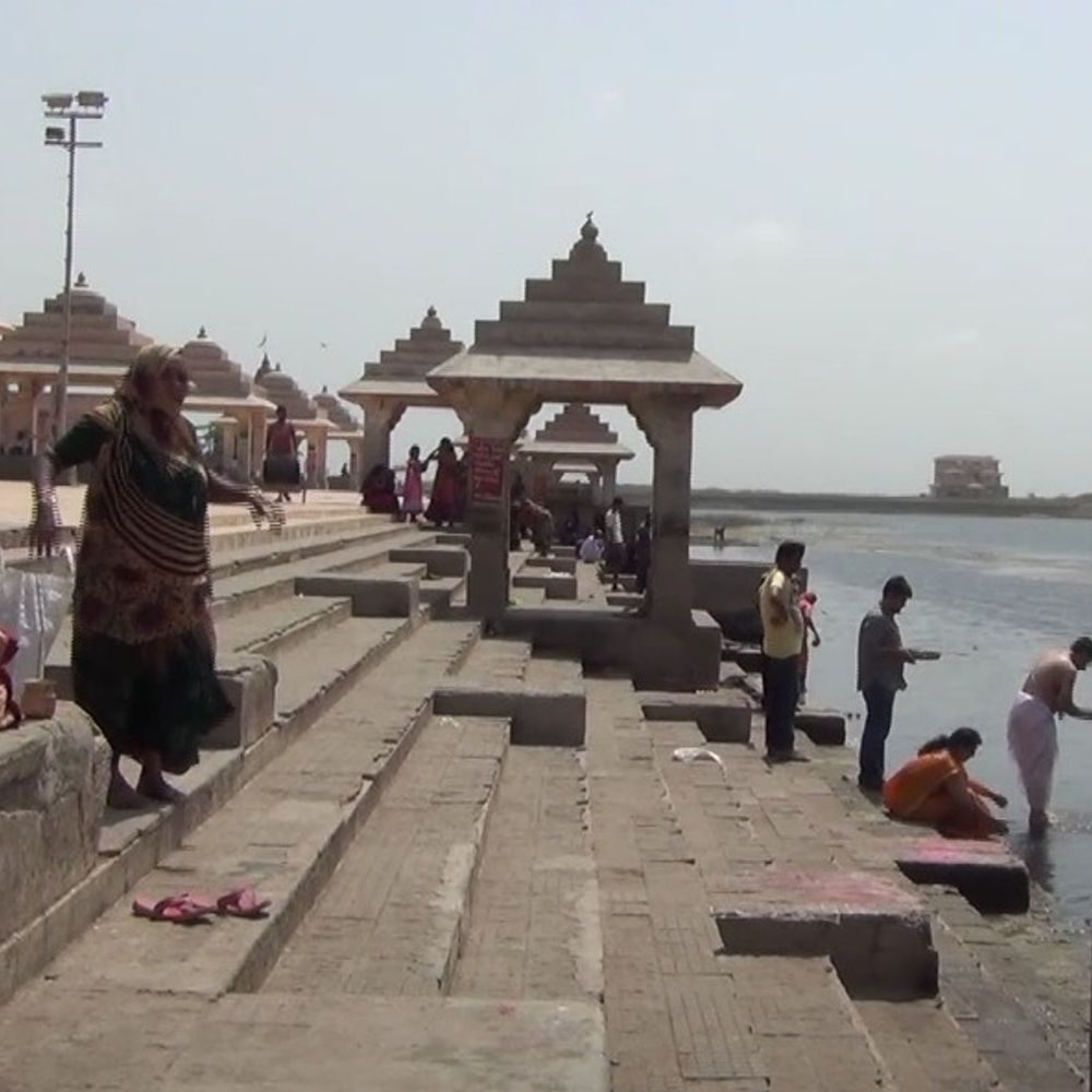 પ્રભાસ પાટણના ત્રિવેણી સંગમમાં પૂજા સામગ્રી પધરાવવા પર પ્રતિબંધ:અધિક જિલ્લા મેજિસ્ટ્રેટે જાહેરનામું બહાર પાડ્યું, માત્ર અસ્થિ અને પિંડ વિસર્જનને મંજૂરી