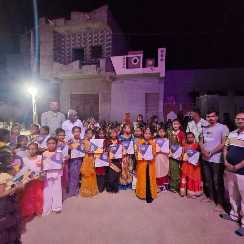 સીમા જાગરણ મંચે 9 ગામોની 700 બાળાઓને લહાણી આપી:નવરાત્રી મહોત્સવમાં શક્તિ પૂજન અને શસ્ત્ર પૂજન અંતર્ગત પ્રોત્સાહિત કરાઈ