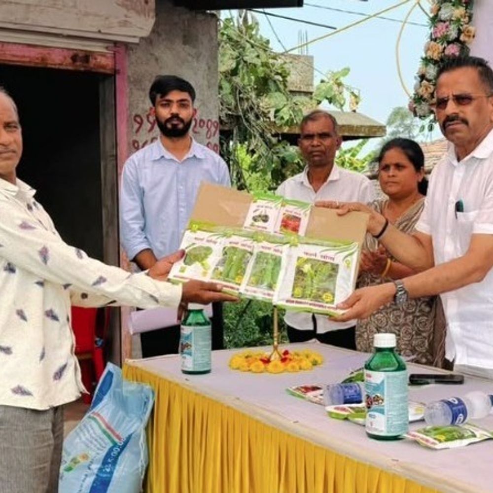 કપરાડામાં આદિજાતિ ખેડૂતોને બિયારણ અને ખાતરનું વિતરણ:કૃષિ વૈવિધ્યકરણ યોજના હેઠળ રવિ ઋતુ માટે સહાય અપાઈ