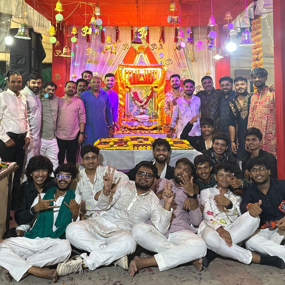 મારી સોસાયટી મારી નવરાત્રિ:નવરાત્રીના આઠમે સમુહ આરતી, નોમે 56 ભોગ પ્રસાદ, બાળકોને લાણી, વહેલી સવાર સુધી ગરબાની રમઝટ, ભાઈ-બહેનો ટ્રેડિશનલ ડ્રેસમાં