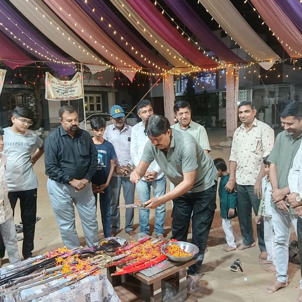પાટણની વેદ ટાઉનશીપ સોસાયટીમાં વિજયાદશમી પર્વે પરંપરાગત શસ્ત્ર પૂજન યોજાયું:રહીશો દ્વારા વૈદિક મંત્રોચ્ચાર સાથે પૂજાવિધિ અને સાંસ્કૃતિક કાર્યક્રમનું આયોજન કરાયું