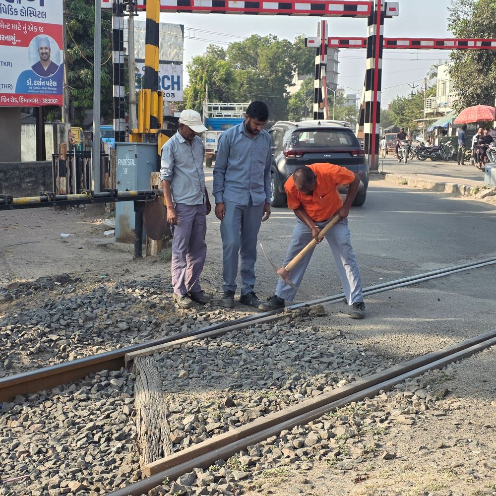 હિંમતનગરનો ગોકુલનગર રેલવે ફાટક બે દિવસ માટે બંધ:સમારકામને કારણે વાહનવ્યવહાર બંધ, કલેક્ટરે જાહેરનામું બહાર પાડી વૈકલ્પિક રૂટ આપ્યો