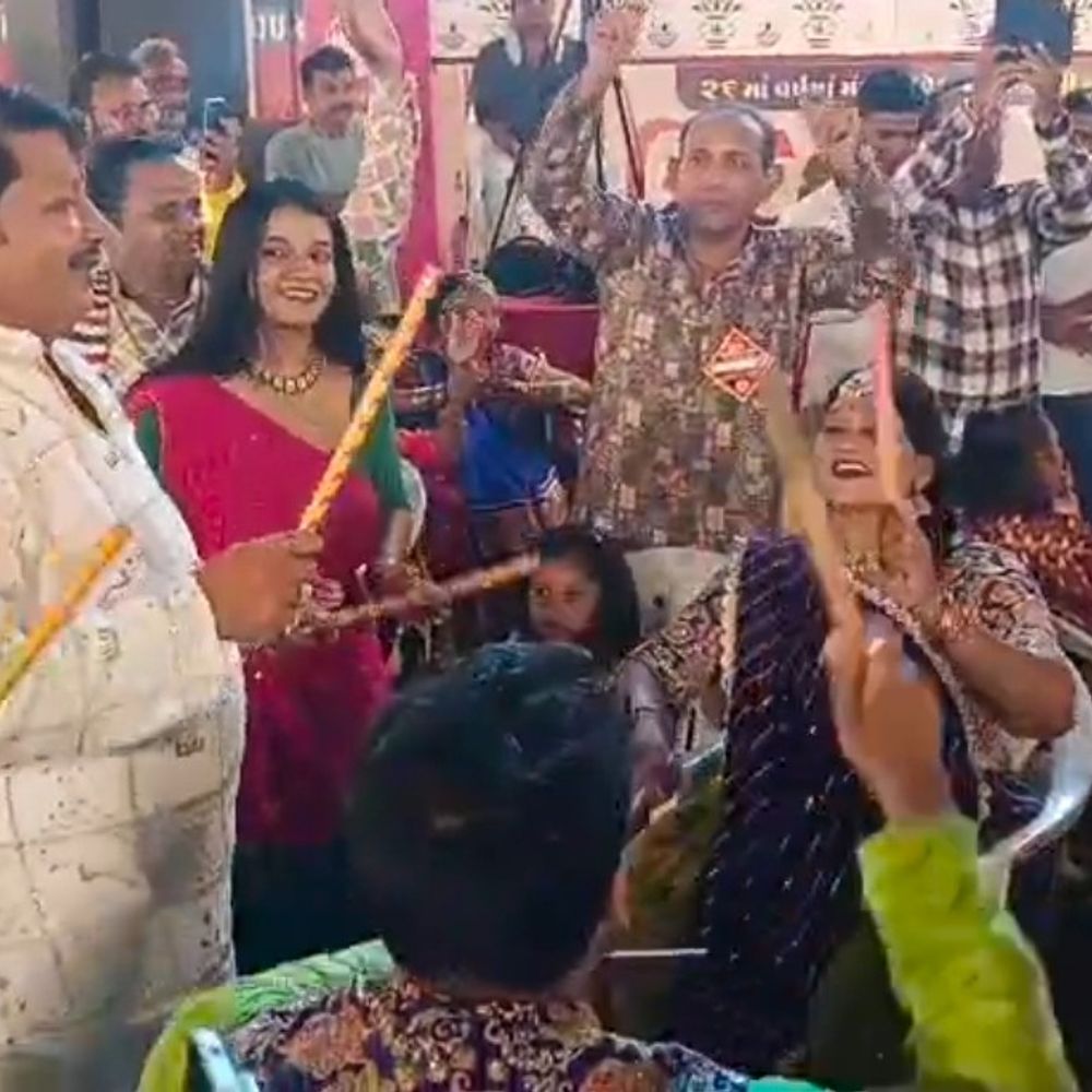 વડોદરામાં આફટર નવરાત્રિ, દિવ્યાંગ ગરબા યોજાયા:શ્રીસાંઈનાથ ટ્રસ્ટ દ્વારા દિવ્યાંગજનો સાથે અનોખી રીતે ઉજવણી કરી, દિવ્યાંગ ગરબા મહોત્સવમાં દિવ્યાંગો મન મૂકીને ગરબે ઘૂમ્યા