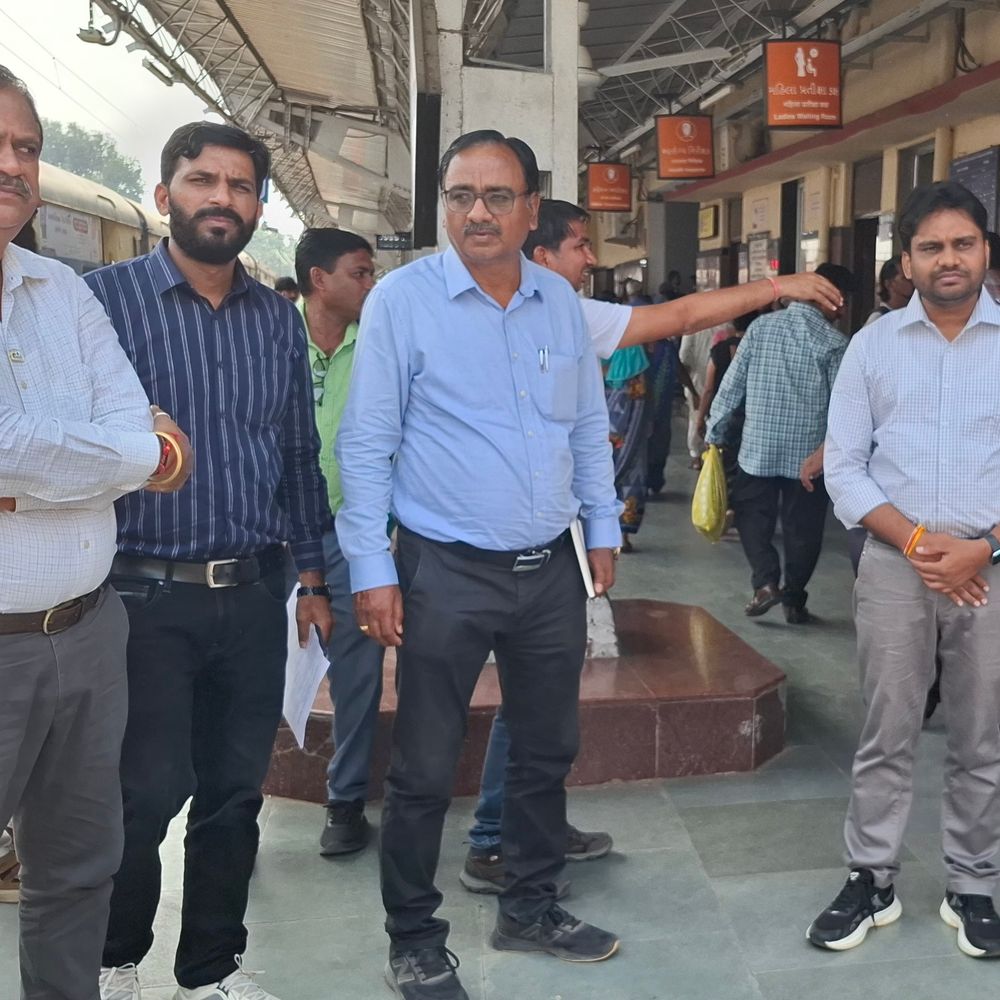 ભરૂચ રેલવે સ્ટેશન પર ‘રેલ જન સંવાદ’ યોજાયો:મુસાફરોના સૂચનો પર રેલવે તંત્રએ અમલની ખાતરી આપી, ફૂટ ઓવરબ્રિજ અને શેડ વધારવા વિચારણા