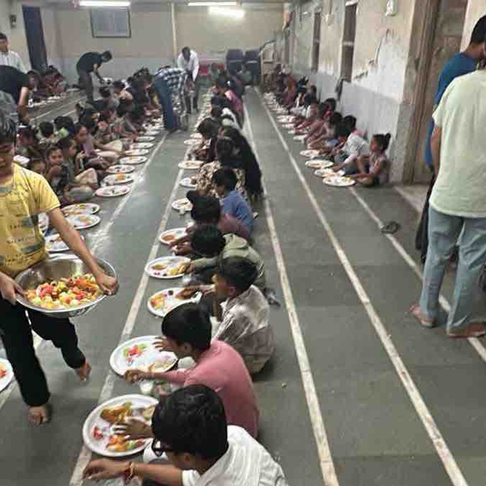 લાલપુરમાં શ્રી રામચંદ્ર ગરબી મંડળે ભોજન પ્રસાદીનું આયોજન કર્યું:લોહાણા સમાજ ખાતે ગરબીમાં ભાગ લેનાર મંડળોના સભ્યોએ લાભ લીધો