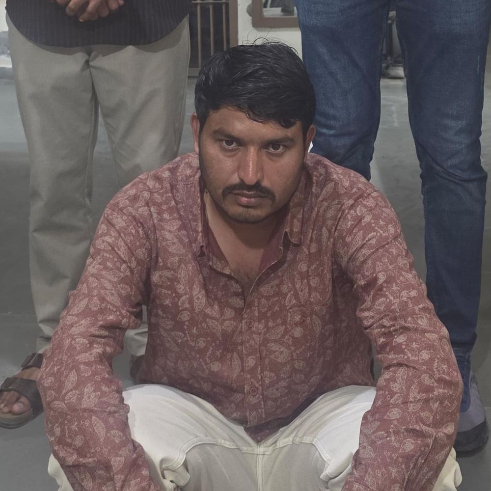 દોઢ કરોડના દારૂ કેસનો ફરાર આરોપી ઝડપાયો:સુરેન્દ્રનગરના બજાણામાં SMCએ પકડેલા દારૂના ગુનામાં 9 મહિનાથી નાસતો ફરતો હતો