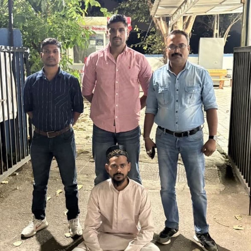 બુરખાના નામે ઠગાઈ કરનાર ફરાર આરોપી ઝડપાયો:સોશિયલ મીડિયા પર બે નંબર એક્ટિવ હોવાથી પોલીસે લોકેશન ટ્રેકિંગના આધારે અમદાવાદથી દબોચી લીધો