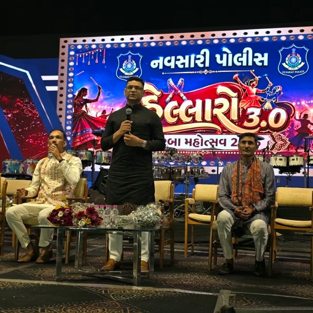નવસારીમાં પોલીસ પરિવાર માટે ખાસ 'હેલ્લારો નવરાત્રી' યોજાઈ:રાસલોક ગરબા આયોજકોએ AC ડોમ નિઃશુલ્ક ફાળવ્યો; પોલીસકર્મીઓ અને પરિવારો તણાવમુક્ત બની ગરબે ઘુમ્યા