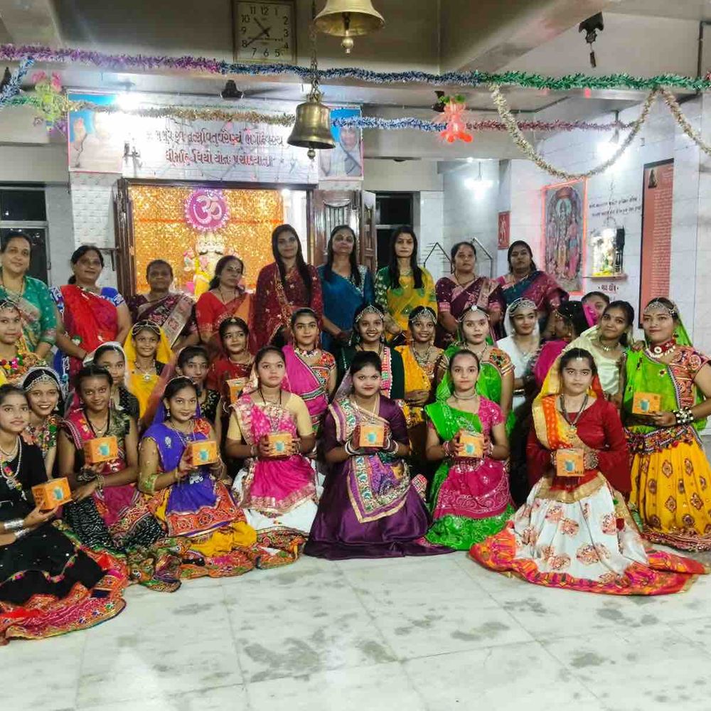 મોરબીમાં અનસ્ટોપેબલ વોરિયર્સ ગ્રુપે 550થી વધુ દીકરીઓને લ્હાણી આપી:નવરાત્રિ પર્વમાં 9 ગરબીઓમાં કપ-મગનું વિતરણ કરી ખુશીઓ વહેંચી