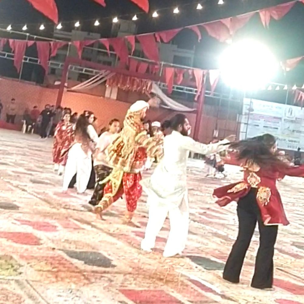 વલસાડમાં કોળી પટેલ સમાજના નવરાત્રી ગરબા મહોત્સવમાં ખેલૈયાઓ ઝૂમ્યા:સી.બી. હાઈસ્કૂલના ગ્રાઉન્ડ પર યોજાયેલા મહોત્સવમાં પરંપરા અને ભક્તિનો સંગમ જોવા મળ્યો