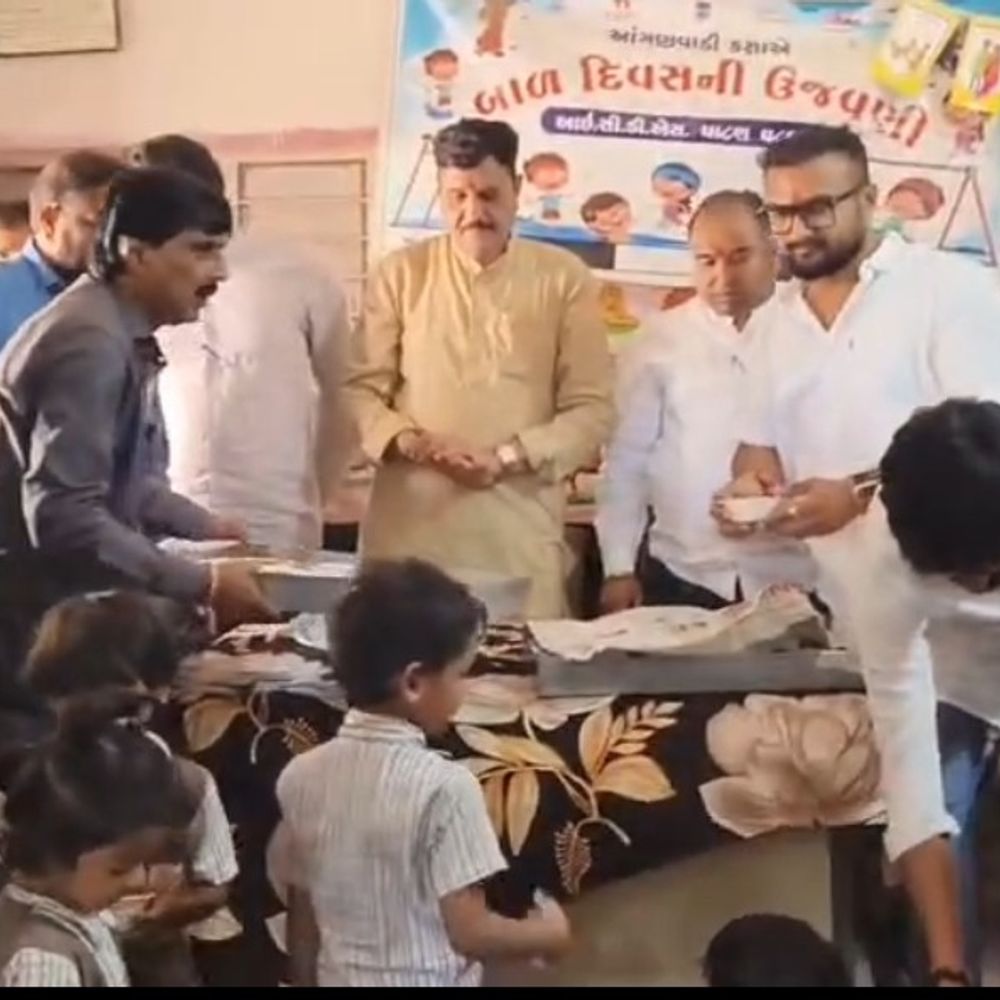 અમિત શાહના જન્મદિવસ પર પાટણમાં આંગણવાડીના બાળકોને શીરાનું વિતરણ:વોર્ડ 7ના કોર્પોરેટર નવીન પ્રજાપતિએ નંદઘર આંગણવાડીમાં કર્યું વિતરણ, અનેક ભાજપ અગ્રણીઓ રહ્યા હાજર
