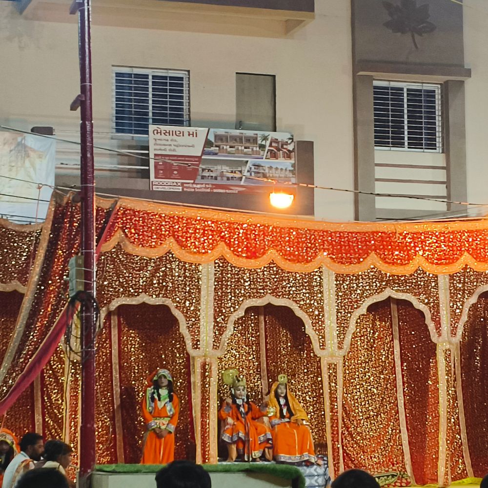 ભેસાણની અમરધામ સોસાયટીમાં વ્રજવાસીઓએ રાધા-કૃષ્ણનો દિવ્ય રાસ રજૂ કર્યો:શ્રી નવદુર્ગા ગરબી મંડળના આયોજનમાં મોટી સંખ્યામાં નગરજનો ઉપસ્થિત રહ્યા